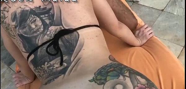  Rock Maiaa fode a patricinha tatuada loirinha com seu melhor amigo na cobertura dela